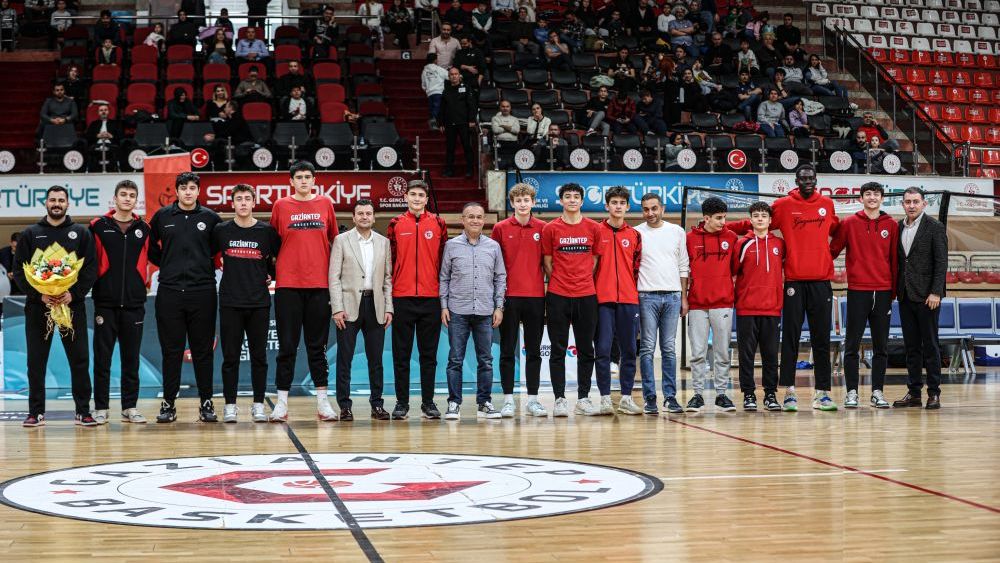 Gaziantep Valisi Çeber, genç basketçileri tebrik etti